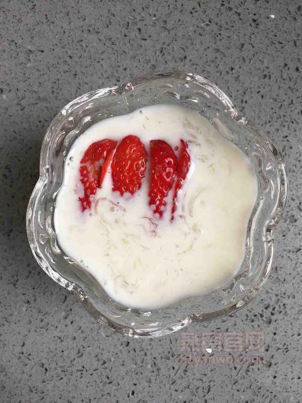草莓牛奶泡燕窝的制作方法