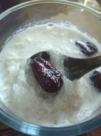 牛奶红枣炖燕窝的家常做法 牛奶红枣炖燕窝的做法 牛奶红枣炖燕窝怎么做