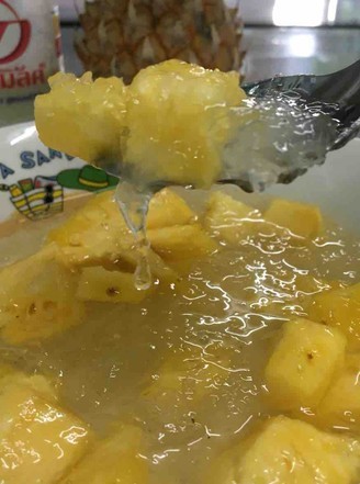 泰国小菠萝鲜奶燕窝的家常做法 泰国小菠萝鲜奶燕窝的做法 泰国小菠萝鲜奶燕窝怎么做
