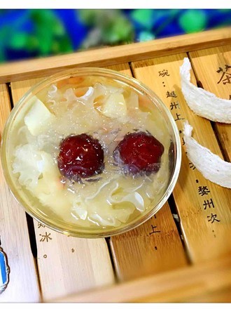 银耳雪梨红枣燕窝的家常做法 银耳雪梨红枣燕窝的做法 银耳雪梨红枣燕窝怎么做