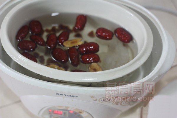 桂圆红枣炖燕窝的制作方法