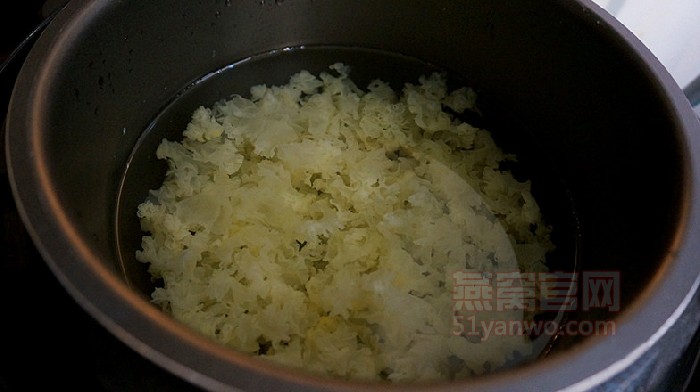 桃胶皂角米银耳汤-----平民的