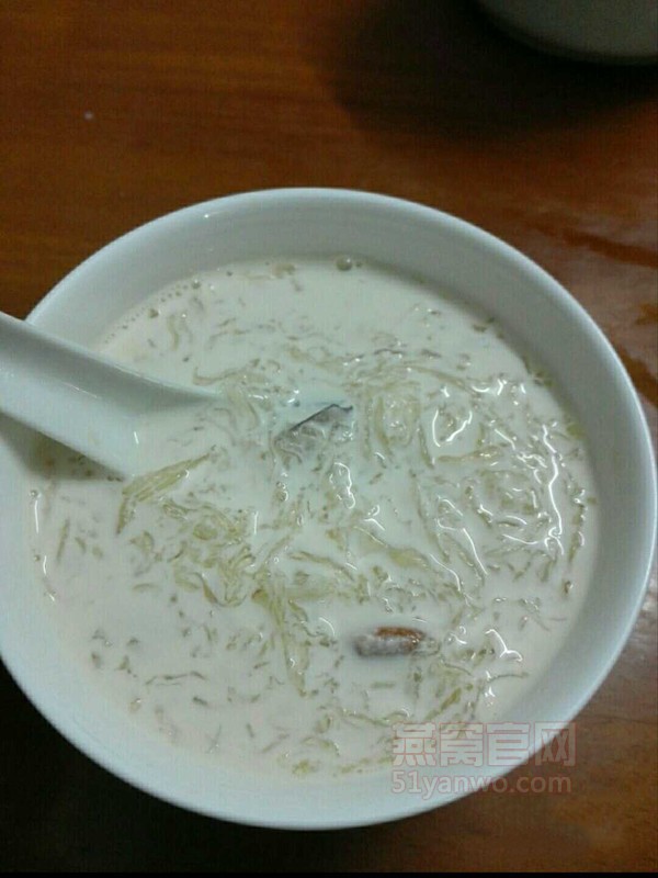 燕窝炖牛奶红枣枸杞的制作方法