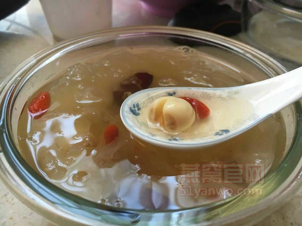 银耳燕窝莲子羹家常做法